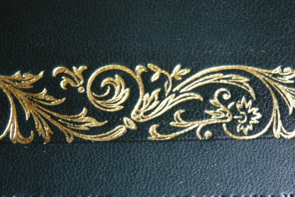 dorure livre noir
